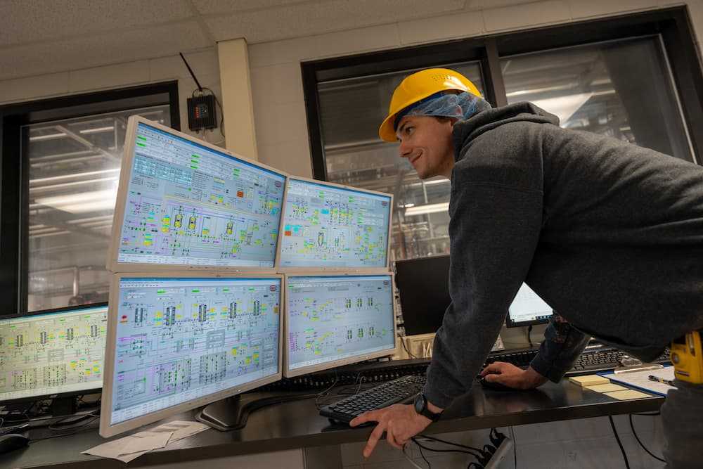 Photo of an operator using a computer Photo of an operator using a computer